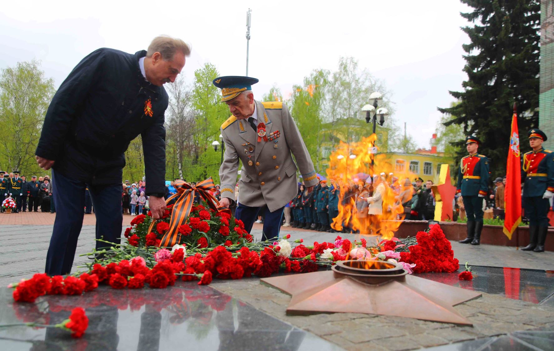 Владимир Ружицкий возложил цветы к мемориалу «Вечный огонь» | Администрация  городского округа Люберцы Московской области